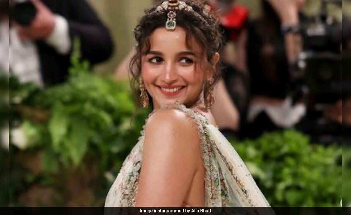 The First Time Alia Bhatt Wore A Saree: "By The Time I Reached School, My Pleats Opened"