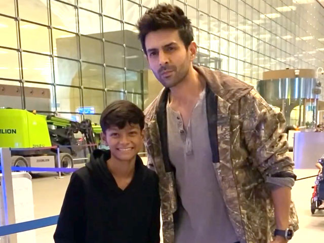Kartik Aaryan Strikes A Pose With A Fan At The Airport