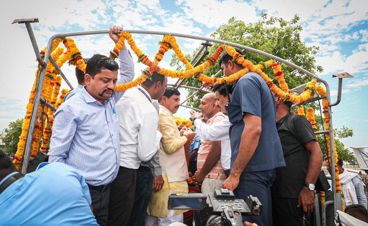 MP News : शहीद की विदाई में उमड़ा जनसैलाब, सीएम मोहन ने भी दी श्रद्धांजलि, पत्नी बोली- अपने पति पर गर्व है &nbsp;