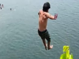 MP News: रील बनाने के लिए युवक ने नदी के तेज बहाव में लगाई छलांग, इसके बाद ये खौफनाक नजारा आया सामने MP News: रील बनाने के लिए युवक ने नदी के तेज बहाव में लगाई छलांग, इसके बाद ये खौफनाक नजारा आया सामने