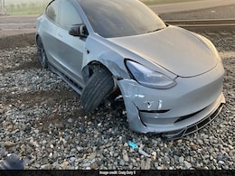 Tesla Owner Says Car Nearly Collided With Train In Self-Driving Mode, Shares Video Tesla Owner Says Car Nearly Collided With Train In Self-Driving Mode, Shares Video