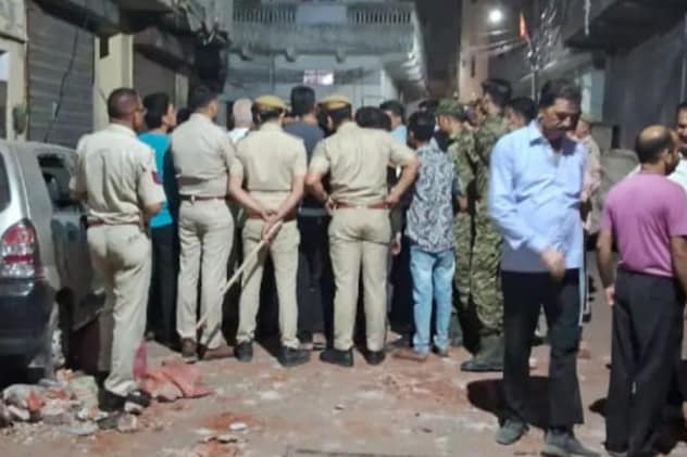 जयपुर में पथराव की सूचना पर पहुंची पुलिस ने दोनों पक्षों को शांत कराया. जयपुर में पथराव की सूचना पर पहुंची पुलिस ने दोनों पक्षों को शांत कराया.