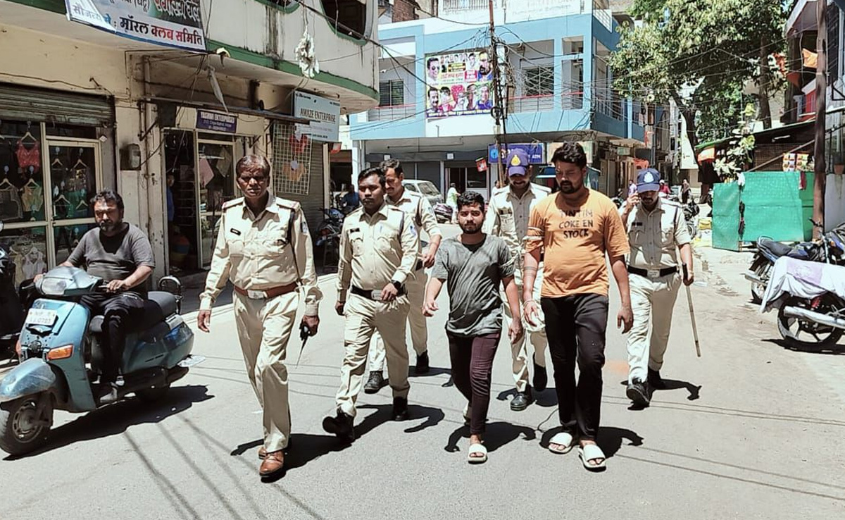इंदौर में वर्दी का इकबाल नहीं! दो युवकों ने जवान को पीटा, बाद में पुलिस ने निकाला दोनों का जुलूस
