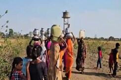 मंत्रीजी संपतिया उइके के गांव में भी जल संकट 2 किमी दूर से पानी लाते हैं लोग मंत्रीजी संपतिया उइके के गांव में भी जल संकट 2 किमी दूर से पानी लाते हैं लोग