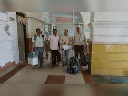 राजस्थान के अजमेर में लोकसभा चुनाव के लिए रि-पोलिंग आज, EVM लेकर बूथ के लिए रवाना हुई पोलिंग पार्टी राजस्थान के अजमेर में लोकसभा चुनाव के लिए रि-पोलिंग आज, EVM लेकर बूथ के लिए रवाना हुई पोलिंग पार्टी