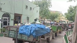 Rajasthan: वेतन नहीं मिला तो कचरे से भरी ट्रैक्टर ट्रालियां नगरपरिषद में खड़ी कर दीं, हर तरफ फैल गई बदबू&nbsp;