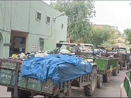 Rajasthan: वेतन नहीं मिला तो कचरे से भरी ट्रैक्टर ट्रालियां नगरपरिषद में खड़ी कर दीं, हर तरफ फैल गई बदबू 
