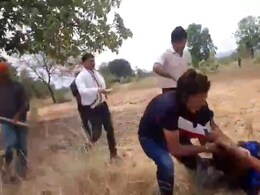 Rewa News: अपने हक के लिए उठाई आवाज, तो दबंगों ने महिला को घसीट-घसीट कर पीटा