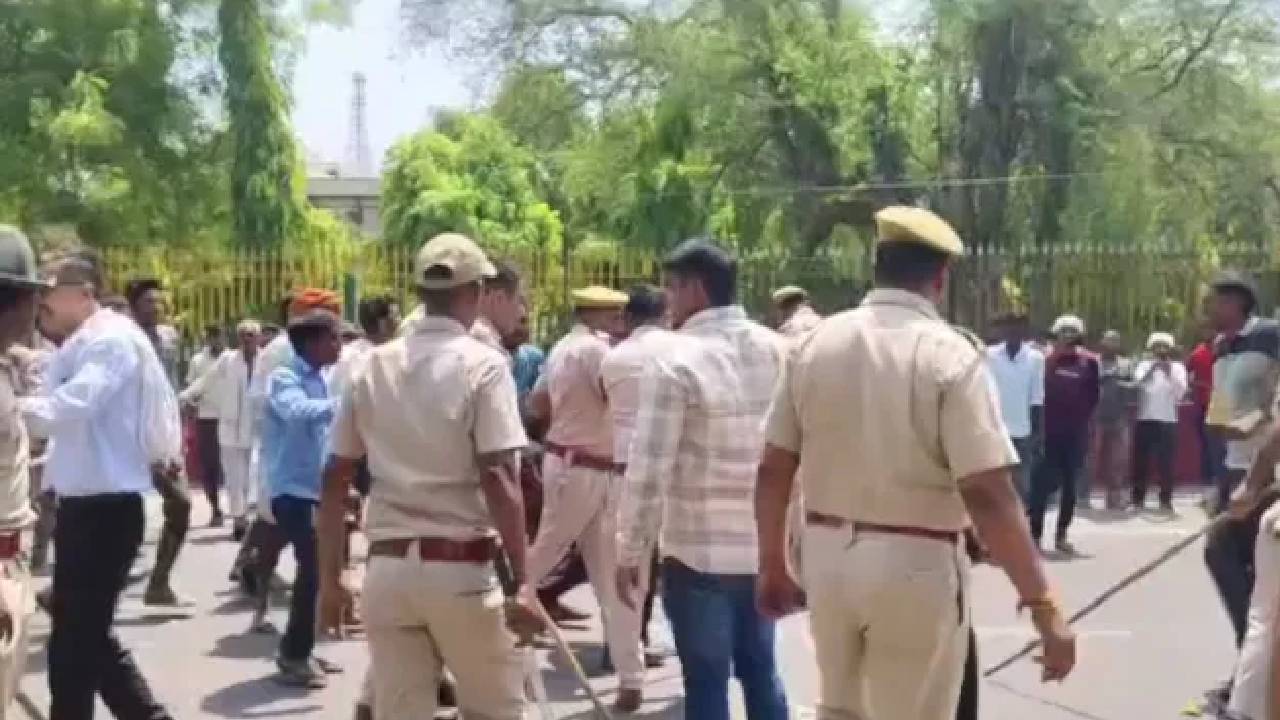 Rajasthan के Bhilwara में कलेक्ट्रेट के बाहर प्रदर्शन कर रहे किसानों पर पुलिस का लाठीचार्ज