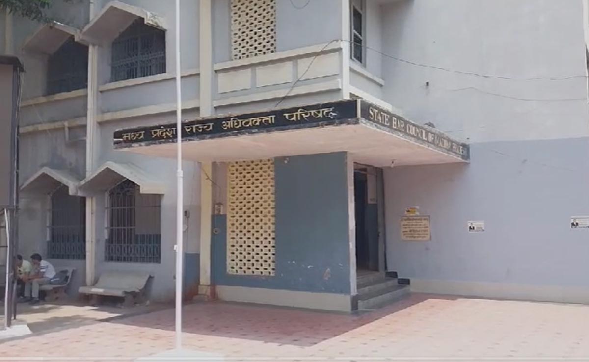 स्टेट बार काउंसिल में हंगामा, चेयरमेन भदौरिया के खिलाफ भड़के सदस्यों ने कर दिया अविश्वास प्रस्ताव पेश, जानें क्या है पूरा मामला &nbsp;
