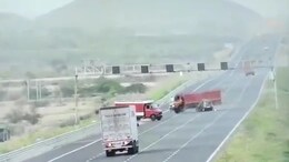 हाईवे पर ट्रक ने अचानक से लिया U-टर्न, पीछे से आ रही कार के उड़े परखच्चे, 6 की मौत&nbsp;