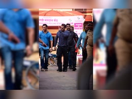 Lok Sabha Election 2024: After Casting Vote, Salman Khan Shows Inked Finger Lok Sabha Election 2024: After Casting Vote, Salman Khan Shows Inked Finger