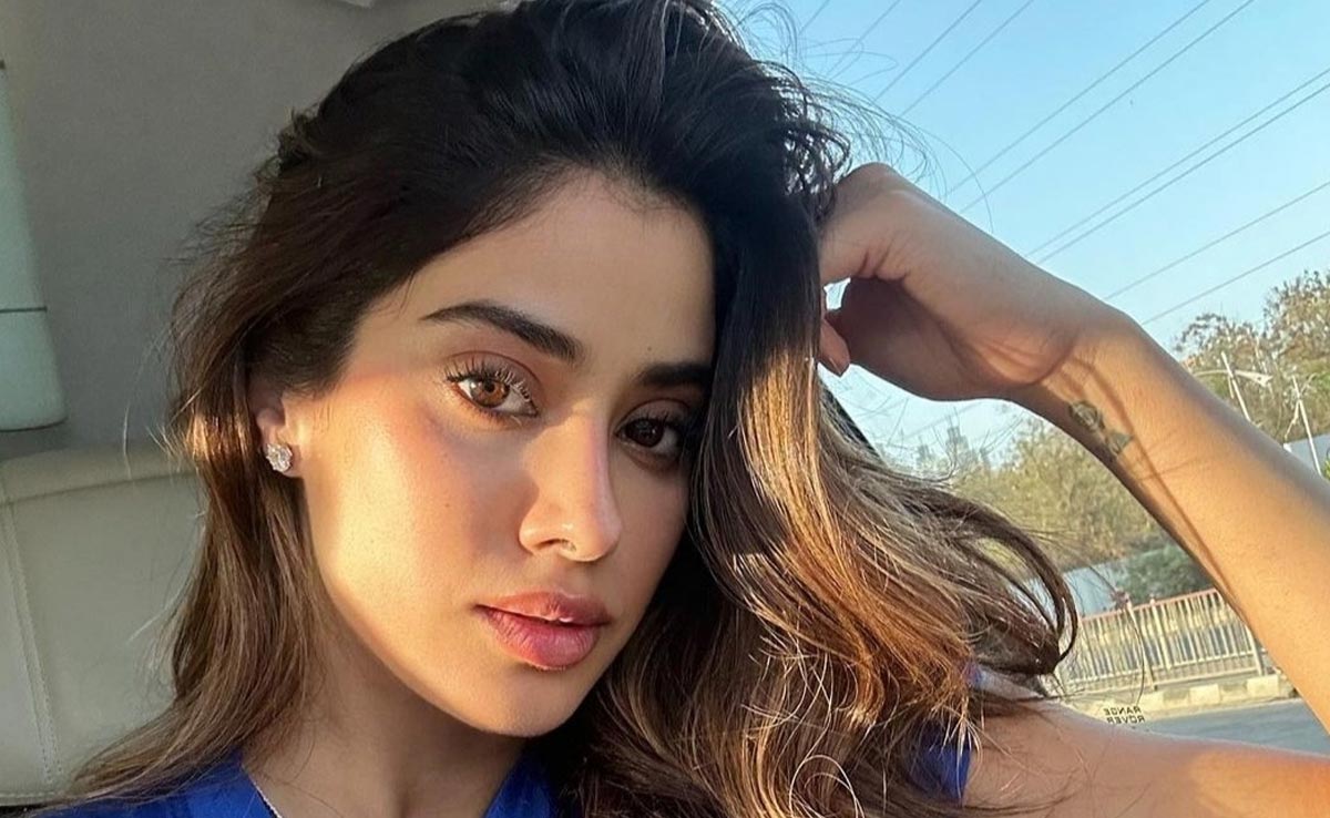 Janhvi Kapoor In IPL Match: आईपीएल मैच देखने पहुंची जाह्नवी कपूर ने फोटोज की शेयर, लिखा- 'मिस यू'