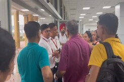 खजुराहो एयरपोर्ट पर फ्लाइट कैंसिल होने के बाद मचा बवाल! खजुराहो एयरपोर्ट पर फ्लाइट कैंसिल होने के बाद मचा बवाल!