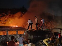 वणीच्या घाटात टेम्पोला अचानक लागली आग, 19 प्रवासी बचावले