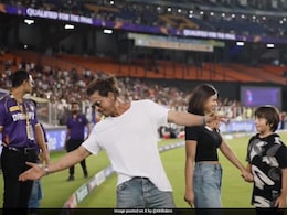 Watch: Suhana, AbRam's Epic Reaction To Shah Rukh Khan's Iconic Pose On Reaching Final Watch: Suhana, AbRam's Epic Reaction To Shah Rukh Khan's Iconic Pose On Reaching Final