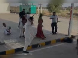 जोधपुर में टोलकर्मियों की गुंडागर्दी, यात्रियों पर लाठी-डंडों से किया हमला, महिलाओं से भी की बदसलूकी जोधपुर में टोलकर्मियों की गुंडागर्दी, यात्रियों पर लाठी-डंडों से किया हमला, महिलाओं से भी की बदसलूकी