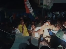 VIDEO: डीके शिवकुमार ने कंधे पर हाथ रखने वाले एक कांग्रेस नेता को जड़ा जोरदार तमाचा VIDEO: डीके शिवकुमार ने कंधे पर हाथ रखने वाले एक कांग्रेस नेता को जड़ा जोरदार तमाचा