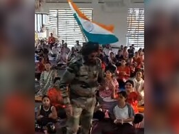 हाथ में तिरंगा, जुबां पर 'मां तुझे सलाम' : शख्स को आया साइलेंट अटैक, परफॉर्मेंस समझ बजती रही तालियां; देखें VIDEO