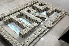 Income Tax Raids Nashik Bullian Trader's Premises, Seizes Rs 26 Crore In Cash Income Tax Raids Nashik Bullian Trader's Premises, Seizes Rs 26 Crore In Cash