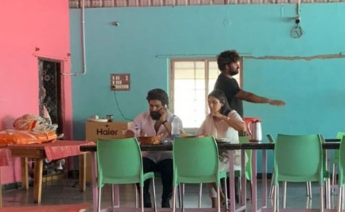 Crazy Viral: Allu Arjun Enjoys A Meal At A Roadside Dhaba With Wife Sneha