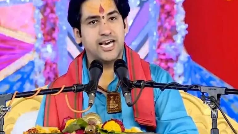 बागेश्वर धाम में VIP और VVIP से मुलाकात बंद, गुरु सन्यासी बाबा की आज्ञा का पालन करेंगे महाराज