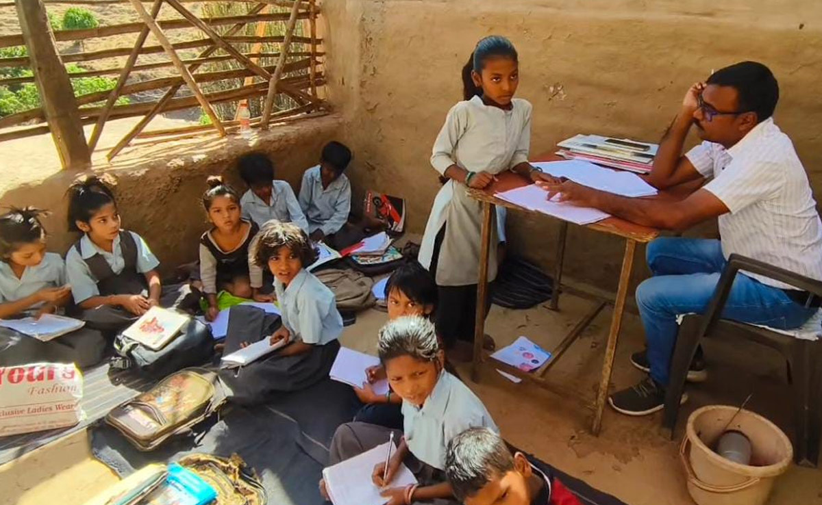 Rajasthan: 25 साल से टाट और मिट्टी के घर में चल रहा स्कूल सरकारी स्कूल, भीषण गर्मी में ज़मीन पर बैठ कर पढ़ते हैं बच्चे