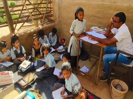 Rajasthan: 25 साल से टाट और मिट्टी के घर में चल रहा स्कूल सरकारी स्कूल, भीषण गर्मी में ज़मीन पर बैठ कर पढ़ते हैं बच्चे Rajasthan: 25 साल से टाट और मिट्टी के घर में चल रहा स्कूल सरकारी स्कूल, भीषण गर्मी में ज़मीन पर बैठ कर पढ़ते हैं बच्चे