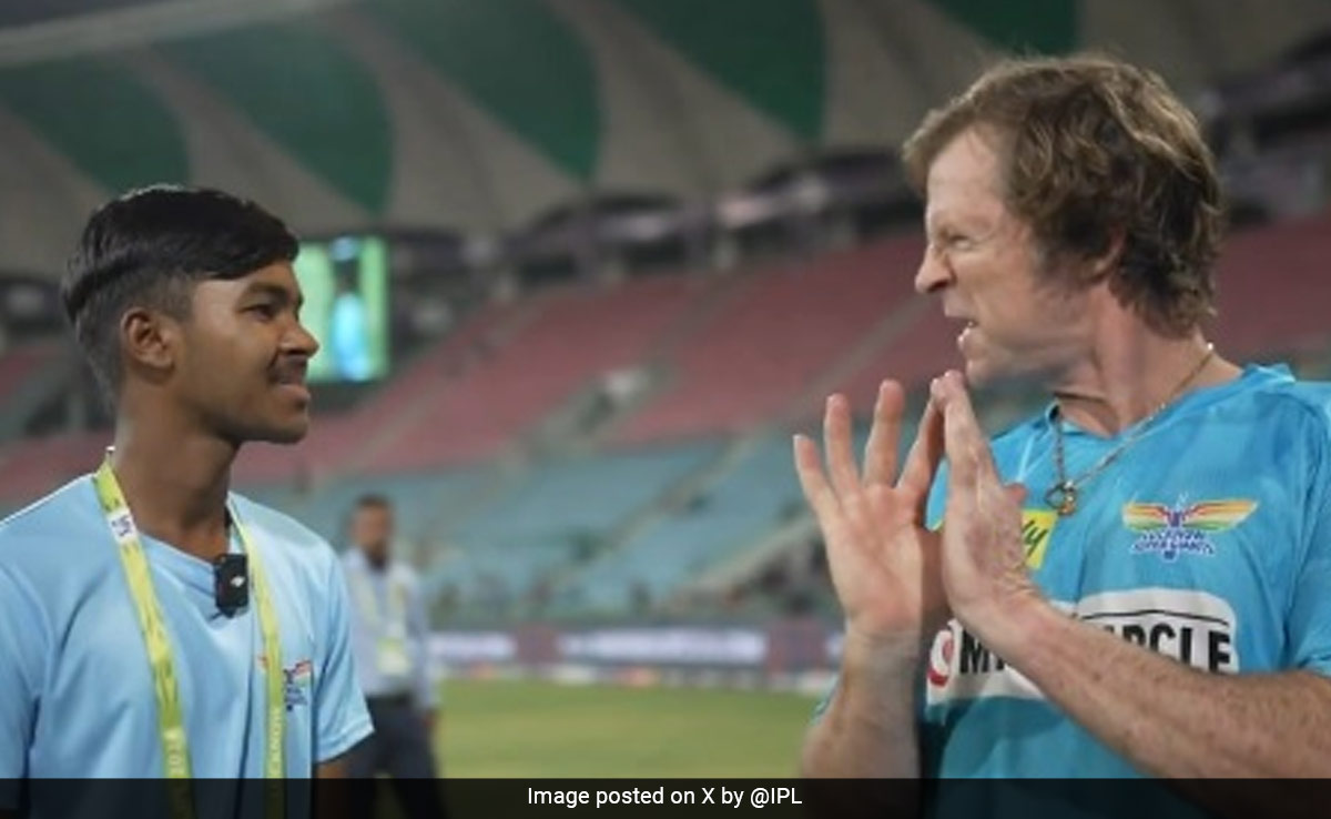 बॉल ब्वॉय ने लपका कैच, देखकर जोंटी रोड्स हैरत में, बाद में पूर्व क्रिकेटर ने ऐसा कर जीता दिल, Video