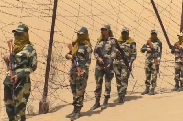 भारत-पाक सीमा पर 55 डिग्री सेल्सियस तापमान में ड्यूटी करतीं बीएसएफ की महिला जवान. भारत-पाक सीमा पर 55 डिग्री सेल्सियस तापमान में ड्यूटी करतीं बीएसएफ की महिला जवान.