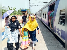 गर्मियों की चिलचिलाती धूप में निकल रहे हैं बाहर तो इस तरह करें चेहरे और सिर को कवर, नहीं पड़ेगी धूप की मार  गर्मियों की चिलचिलाती धूप में निकल रहे हैं बाहर तो इस तरह करें चेहरे और सिर को कवर, नहीं पड़ेगी धूप की मार