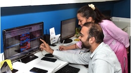 Share Market Today: शेयर बाजारों में लौटी रौनक, सेंसेक्स में 300 अंक से ज्यादा उछला