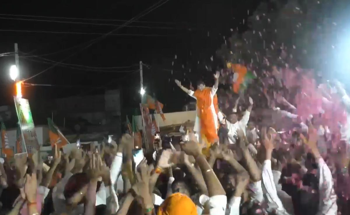 Loksabha Election: केंद्रीय मंत्री सिंधिया ने गाड़ी पर चढ़कर किया ऐसा डांस, देखने वाले रह गए हैरान 