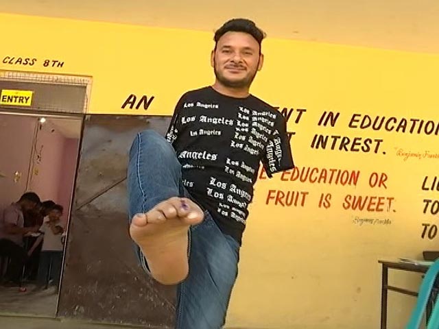 Para Cricketer Amir Hussain Votes In Anantnag, Says "Voting For Development"