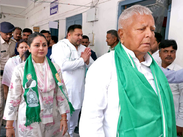 "आपके पुत्र कैसे हैं... आपको रोक भी नहीं रहे": बीमार लालू यादव के चुनावी प्रचार करने पर JDU का प्रहार