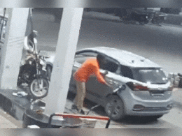 कार में पेट्रोल भरवाकर बिना रुपए दिए ही भागे बदमाश, CCTV फुटेज आया सामने