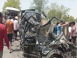 Jhunjhunu: मिनी बस-स्कॉर्पियों में भीषण टक्कर, मौके पर 5 की मौत, दर्जनभर से अधिक घायल Jhunjhunu: मिनी बस-स्कॉर्पियों में भीषण टक्कर, मौके पर 5 की मौत, दर्जनभर से अधिक घायल