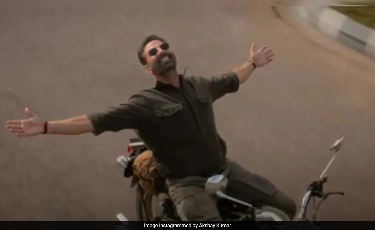 Watch: Akshay Kumar And Radhika Madan's Rooftop Dance From <i>Sarfira</i> Sets