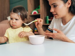 1 साल के बच्चे को कभी नहीं खिलाएं ये 5 चीजें, पेट हो सकता है खराब