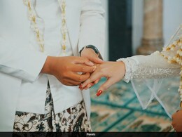 9 साल की उम्र में जिसकी शादी में हुई थी शामिल, वही शख्स निकला शौहर, 15 साल बाद पता चलने पर बीवी का बनाया Video वायरल 9 साल की उम्र में जिसकी शादी में हुई थी शामिल, वही शख्स निकला शौहर, 15 साल बाद पता चलने पर बीवी का बनाया Video वायरल