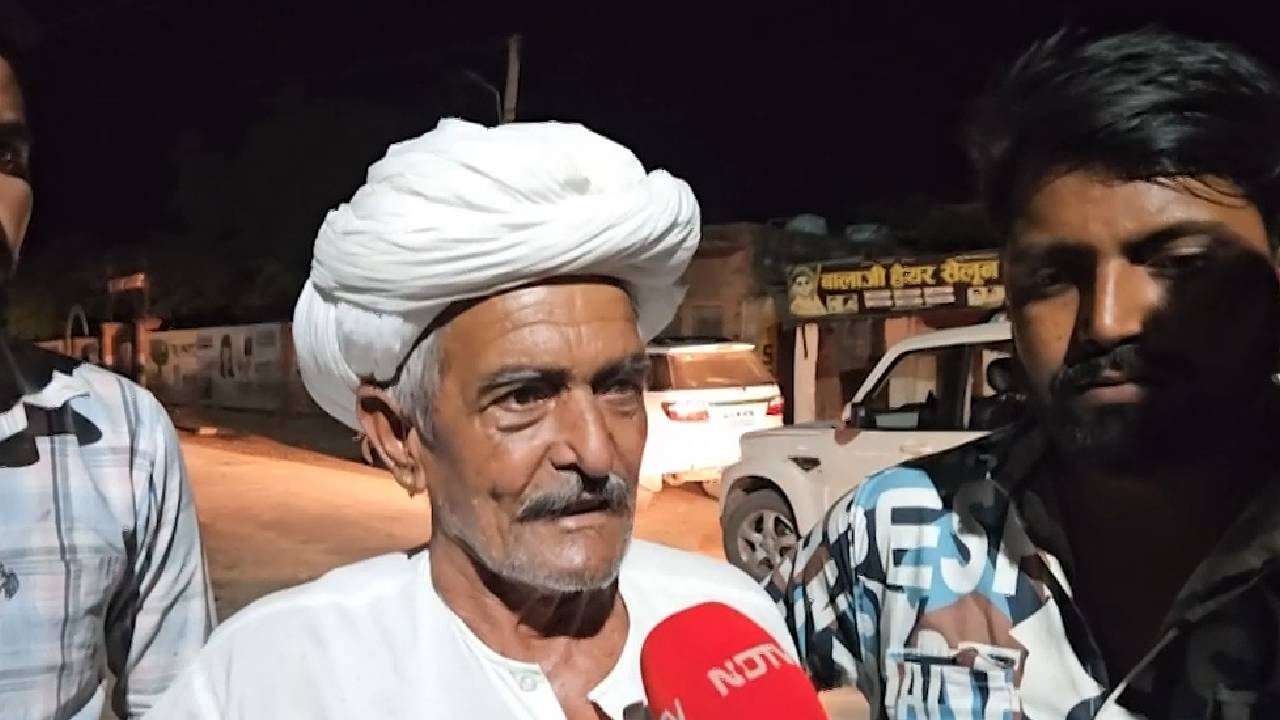 Water Crisis In Rajasthan :अलवर के इस गांव में अरसे बाद आया पानी तो बह निकले गांव वालों के आसूं