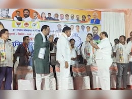 कट्टर विरोधक एकाच मंचावर, रामदास कदम -वैभव खेडेकर समोरा समोर आले, तेव्हा काय घडलं? कट्टर विरोधक एकाच मंचावर, रामदास कदम -वैभव खेडेकर समोरा समोर आले, तेव्हा काय घडलं?