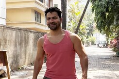 Varun Dhawan Reminds Paparazzi To Stay Hydrated: "<i>Garmi Nahi Lagti Kya</i>?" Varun Dhawan Reminds Paparazzi To Stay Hydrated: "<i>Garmi Nahi Lagti Kya</i>?"