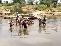 सरकार चुनने के लिए जागरूक मतदाता ! कुंवारी नदी से तैरकर पहुंचे वोट डालने 