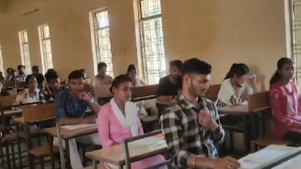 नरसिंहपुर के इस कॉलेज में परीक्षा में बटा गलत प्रश्न पत्र !