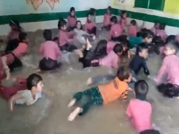 क्लासरूम बन गया स्विमिंग पूल, इस स्कूल ने गर्मी से निजात पाने के लिए किया अनोखा उपाय क्लासरूम बन गया स्विमिंग पूल, इस स्कूल ने गर्मी से निजात पाने के लिए किया अनोखा उपाय
