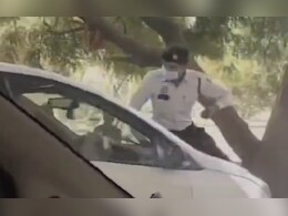 दिल्ली : शख्स ने ट्रैफिक पुलिस को बोनट पर बैठाकर गाड़ी चलाई, उसे सिर्फ चालान काटकर छोड़ा गया दिल्ली : शख्स ने ट्रैफिक पुलिस को बोनट पर बैठाकर गाड़ी चलाई, उसे सिर्फ चालान काटकर छोड़ा गया