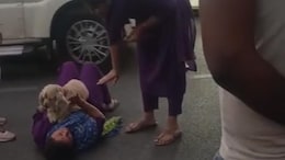VIDEO : कुत्ते को सीने से लगा DCP दफ्तर के बाहर लेटी महिला, फिर कहा होटल का इतंजाम करवाओ