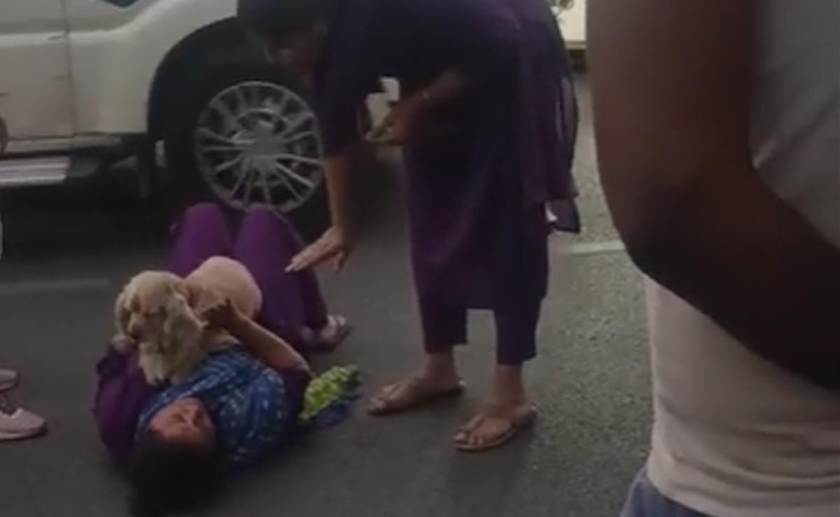 Video: Woman Lies Down On Road, Asks Delhi Cops To Arrange Hotel For Her Video: Woman Lies Down On Road, Asks Delhi Cops To Arrange Hotel For Her