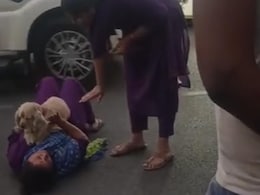 VIDEO : कुत्ते को सीने से लगा DCP दफ्तर के बाहर लेटी महिला, फिर कहा होटल का इतंजाम करवाओ VIDEO : कुत्ते को सीने से लगा DCP दफ्तर के बाहर लेटी महिला, फिर कहा होटल का इतंजाम करवाओ